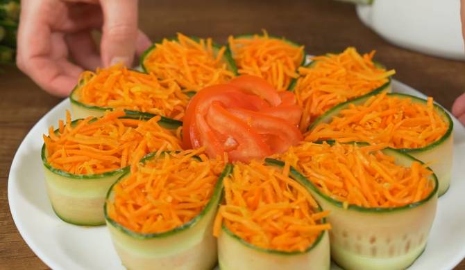 Салат-закуска Цветок из огурцов и моркови по-корейски рецепт