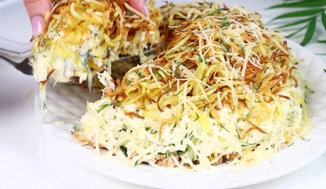 Видео Салат с картофелем пай, курицей, огурцами и сыром рецепт