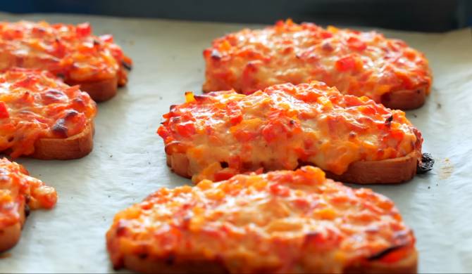 Горячие бутерброды с колбасой, помидорами и сыром в духовке рецепт