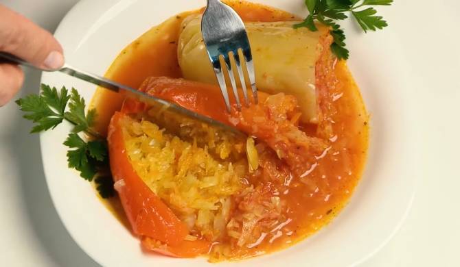 Перец фаршированный капустой и морковью в томатном соусе рецепт