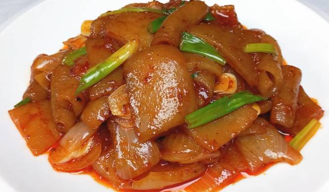 Жареная свиная шкурка по корейски на сковороде в остром соусе рецепт