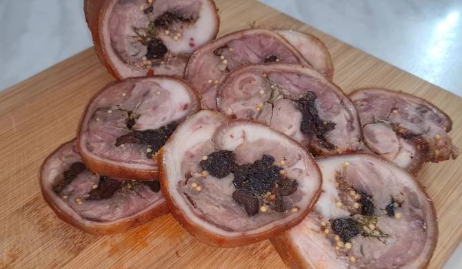 Запеченный мясной рулет из свиной рульки в фольге в духовке рецепт