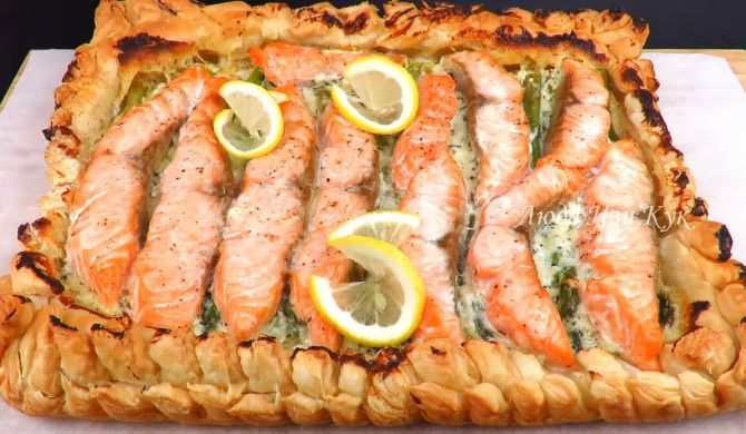 Пирог из слоеного теста с красной рыбой и яйцом, рецепт с фото — ремонты-бмв.рф