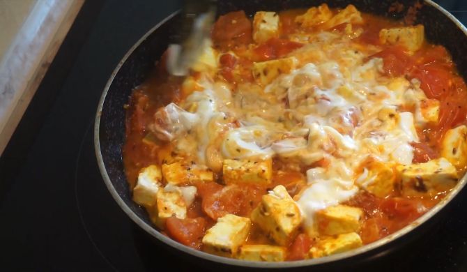 Жареный адыгейский сыр с помидорами на сковороде рецепт