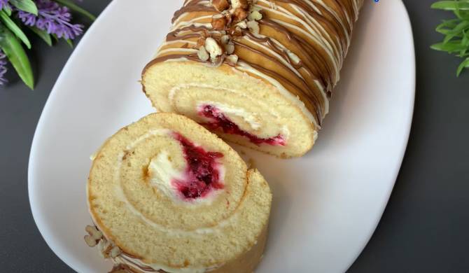 Медовый бисквитный рулет со сметанным кремом и ягодами рецепт