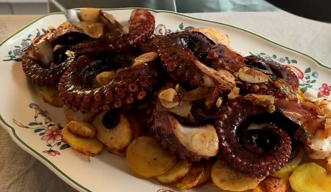 Жареный осьминог на сковороде в сливках с чесноком рецепт