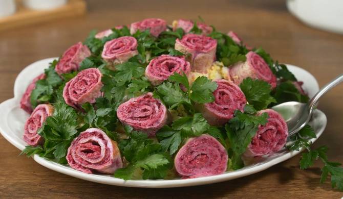 Красивый салат с блинами и свеклой Букет роз рецепт