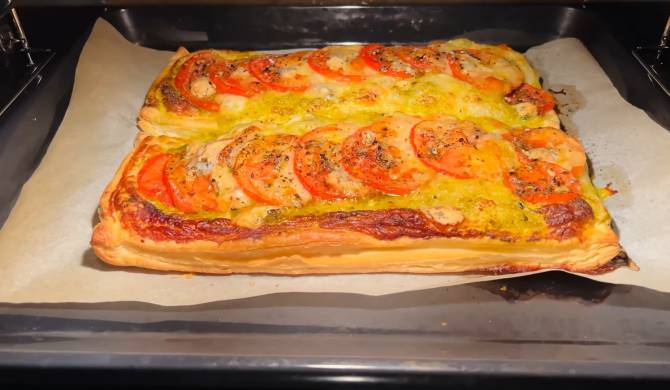 Слоеные слойки Капрезе с помидорами, моцареллой и базиликом рецепт
