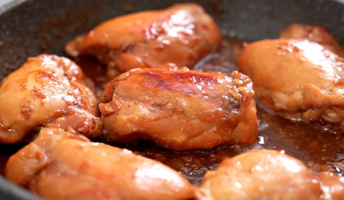 Курица с медом, соевым соусом и чесноком на сковороде рецепт