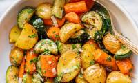 Запеченные овощи картошка, кабачок и морковь в духовке