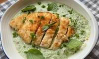 Хрустящая курица в панировке на сковороде с зеленым соусом