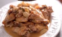 Жареная курица с чесноком на сковороде по испански