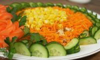 Красивый салат с курицей, кукурузой, помидором, огурцом и морковью