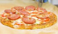 Кабачковая пицца на сковороде с помидорами, сыром и колбасой