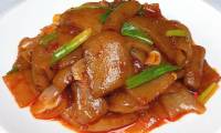 Жареная свиная шкурка по корейски на сковороде в остром соусе
