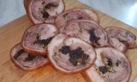 Запеченный мясной рулет из свиной рульки в фольге в духовке