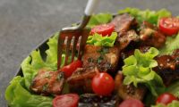 Салат «Лаззат» с хрустящими баклажанами и соусом свит чили