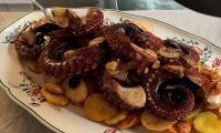 Жареный осьминог на сковороде в сливках с чесноком