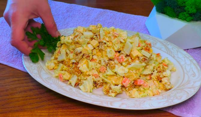 Крабовый салат с сыром и сухариками - пошаговый рецепт с фото на ЯБпоела