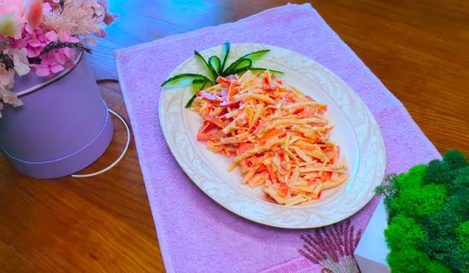 Салат из крабовых палочек, сыра, болгарского перца и помидоров рецепт