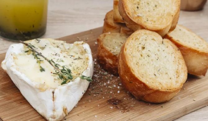 Запеченный сыр бри в духовке с гренками и чесноком рецепт