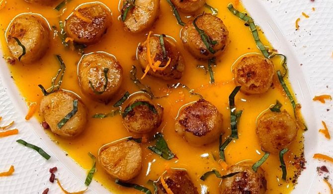 Жареные морские гребешки на сковороде в апельсиновом соусе рецепт