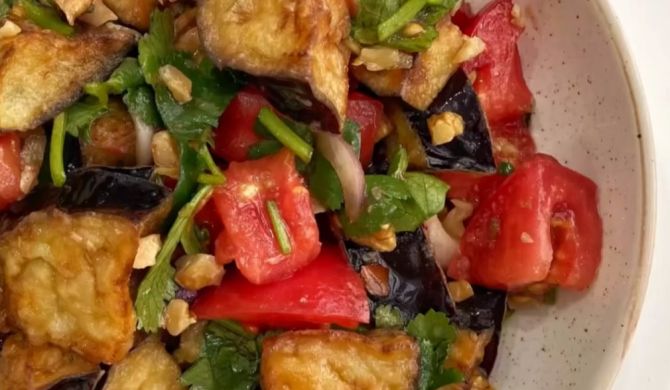 Салат с хрустящими баклажанами и помидорами рецепт