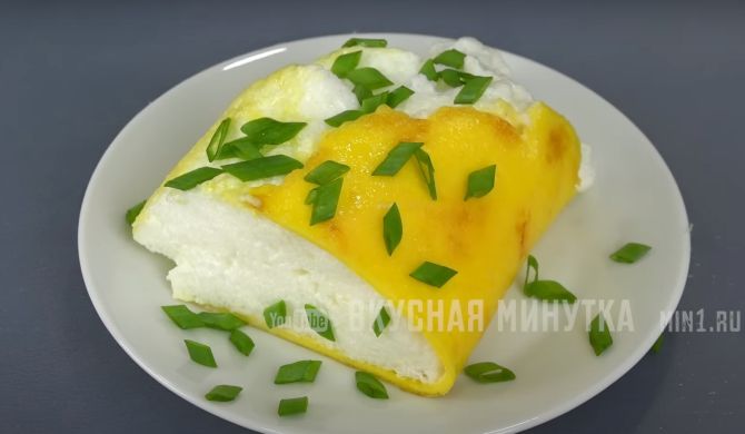Пышный омлет на сковороде из яиц без молока рецепт