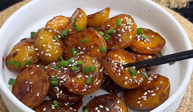 Жареный картофель с медом, соевым соусом и чесноком рецепт