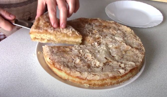 Постный насыпной пирог с яблоками и манкой рецепт