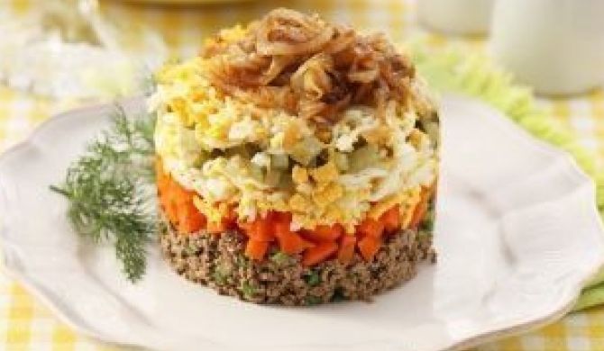 Салат с куриной печенью, огурцами, морковью, луком и яйцом рецепт