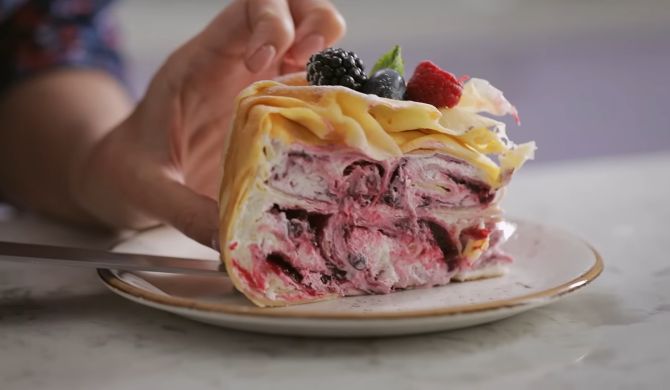 Блинный торт с творожным кремом и ягодами без выпечки рецепт