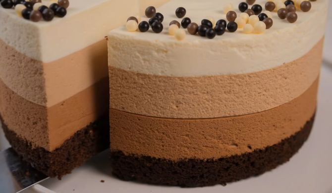 Простой муссовый торт из белого шоколада с клубникой - пошаговый рецепт с фото