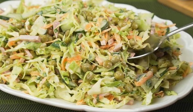 Салат с капустой, ветчиной, огурцом, морковью и горошком рецепт