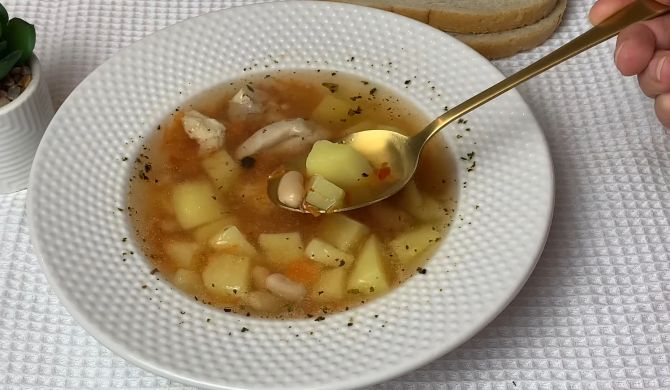 Суп с курицей, фасолью, картошкой и томатами рецепт