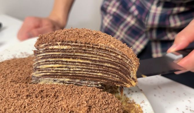 Шоколадный блинный торт со сметаной и сгущенкой вареной рецепт