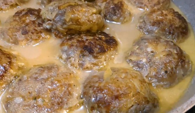 Жареные котлеты из фарша, картошки и сыра на сковороде в соусе рецепт
