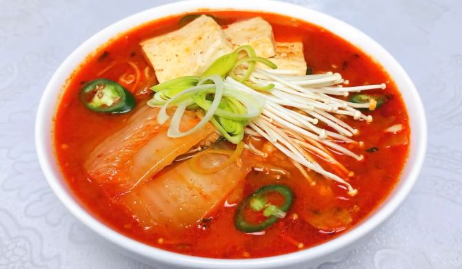 Корейский суп Кимчи Тиге со свининой и грибами рецепт
