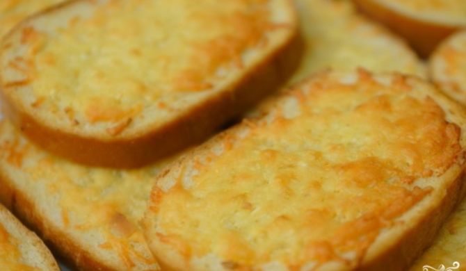 Горячие бутерброды с сыром и чесноком на сковороде