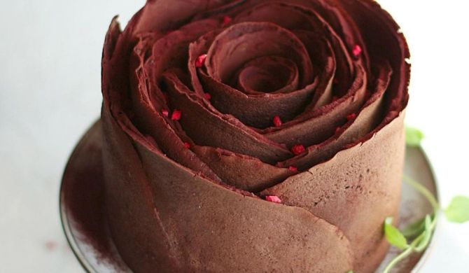 Шоколадный блинный торт в виде розы рецепт