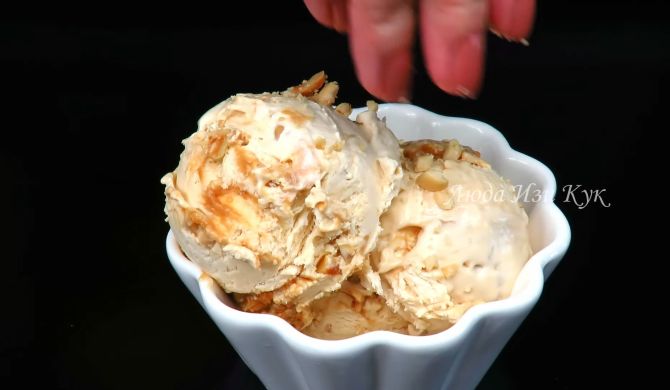 Домашнее мороженое сникерс с карамелью и арахисом рецепт