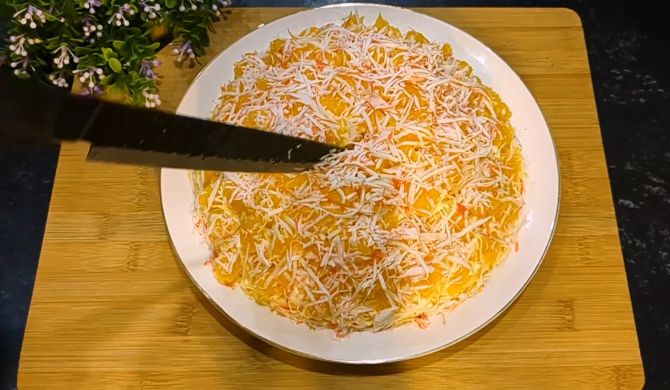 Салат с крабовыми палочками, кукурузой, яйцом, сыром и апельсином рецепт
