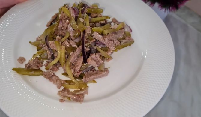 Мясной салат с говядиной, маринованными огурцами и луком рецепт