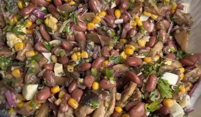 Салат с фасолью, кукурузой и грибами шампиньонами рецепт