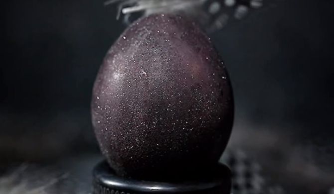 Как покрасить Мерцающие яйца в вине на пасху рецепт