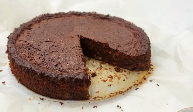 Шоколадный пирог с бананом, медом и орехами рецепт