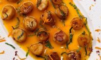 Жареные морские гребешки на сковороде в апельсиновом соусе
