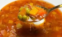 Овощной суп с беконом, томатами и сельдереем