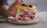 Блинный торт с творожным кремом и ягодами без выпечки