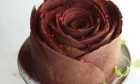 Шоколадный блинный торт в виде розы